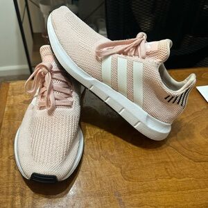 ADDIDAS ORIg run swift women size US 9/UK 7.5